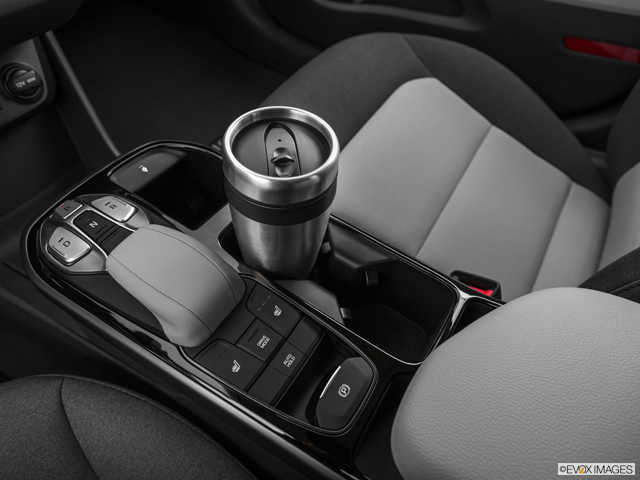 Intérieur tissu gris de la Hyundai Ioniq avec boisson et prise de charge