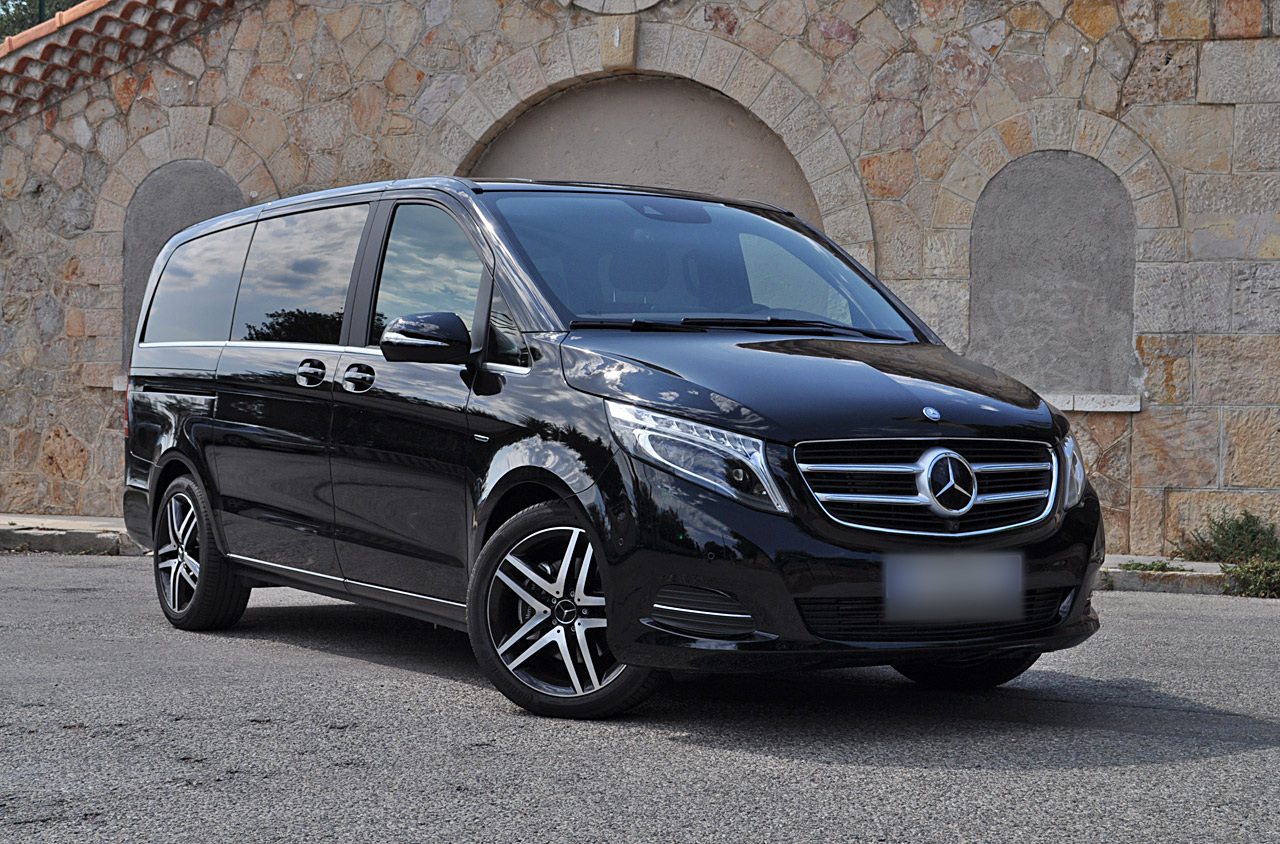 Mercedes Classe V noire présentée par AH Travel