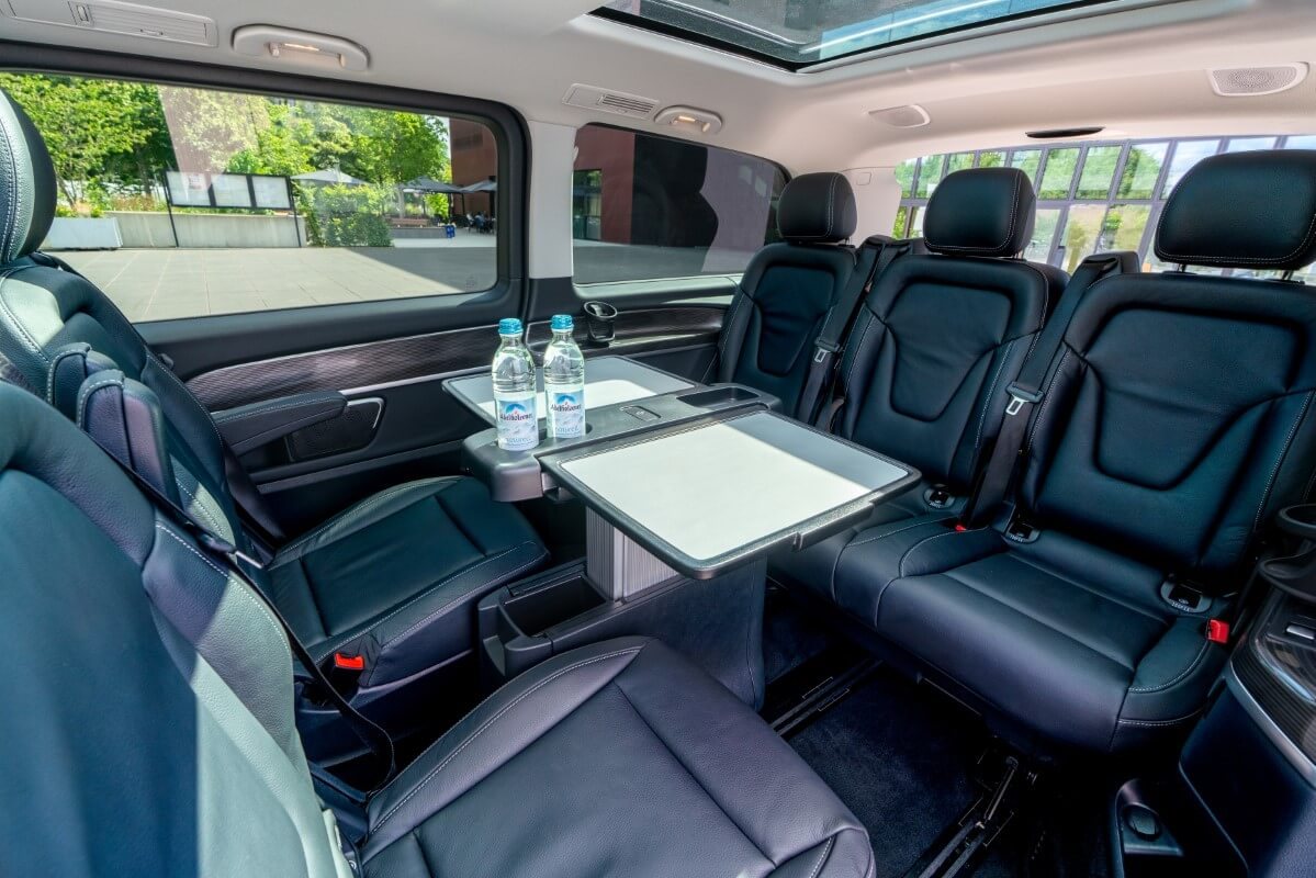 Intérieur cuir du Mercedes Classe V avec boissons